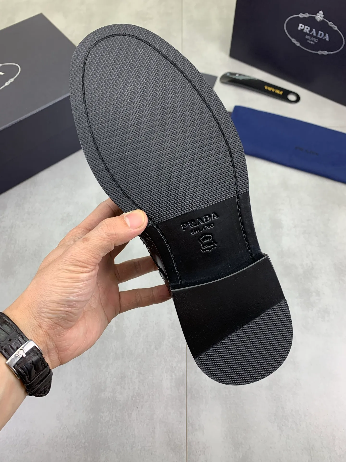 Factory price P980 💰 (genuine leather outsole series) original quality, top version 🔱 ＰＲＡＤＡPrada. Men's business casual leather shoes, top quality cow leather. 1:1 shipment⬆️Luxurious and noble👞All imported original color-changed cowhide, just to create a more comfortable wearing experience. Upper: Original comfortable selected high-end color-changed calfskin➕Top imported water-dyed full cow lining, original lightweight and comfortable high-grade genuine leather outsole✔️Code number: 39-44 (38 45 46 47 can be customized)